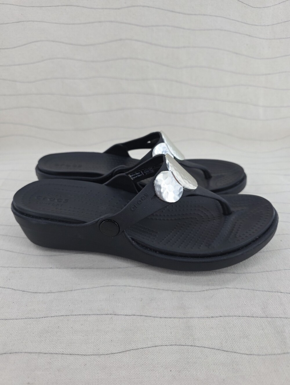Crocs Womens Comfort Sanrah Black Hammer Silver Circle Wedge Flip Flop Shoe Sz 6
